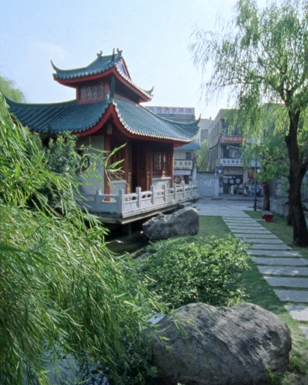 九龍寨城公園嘅中式亭台同柳樹