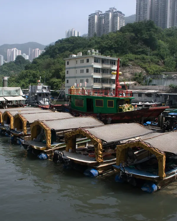 香港仔避風塘嘅舢舨,後面係山同住宅