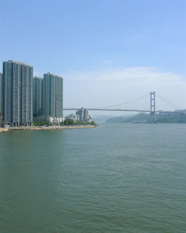 荃灣海旁住宅大廈,遠處係青馬大橋