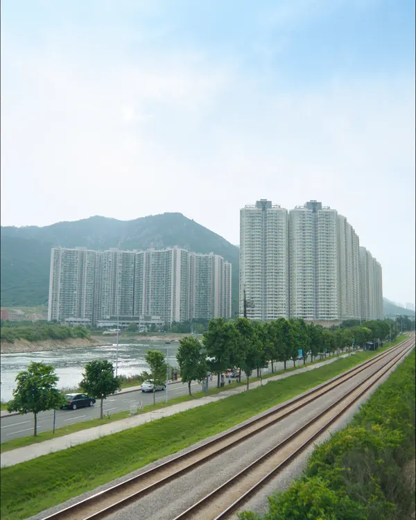 屯門河畔嘅輕鐵路軌同住宅大廈