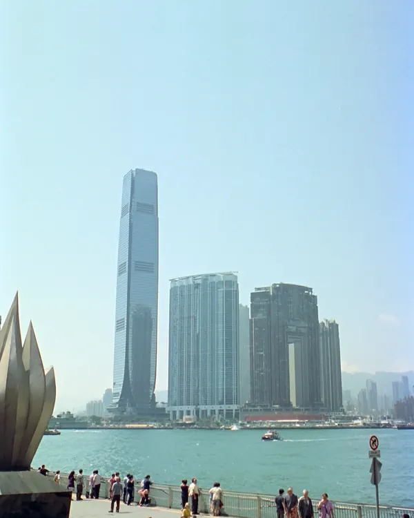 海旁長廊,對岸係高樓天際線