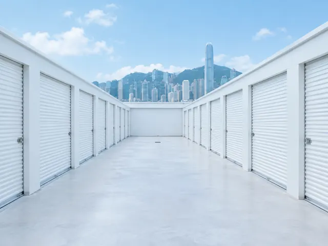 一排白色捲閘儲物倉，走廊光猛整潔
